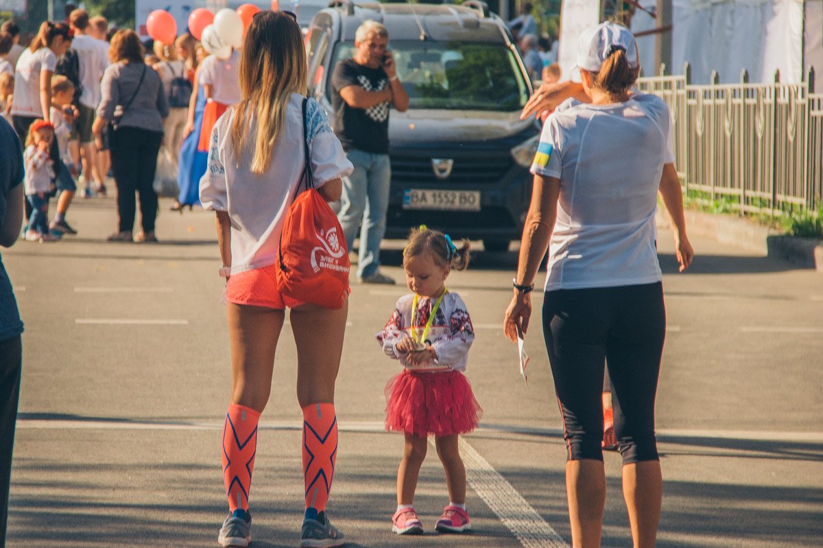 В забеге на 100 метров приняли участие самые маленькие гости мероприятия, от двух до шести лет В забеге на 100 метров приняли участие самые маленькие гости мероприятия, от двух до шести лет