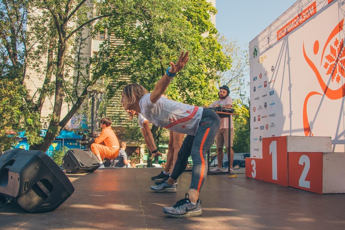 Кто-то целенаправленно готовился к забегу, разминаясь и делая небольшие пробежки Кто-то целенаправленно готовился к забегу, разминаясь и делая небольшие пробежки