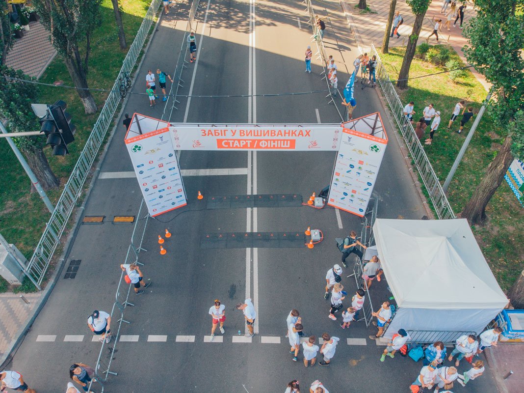 Старт/финиш "Забега в вышиванках" с высоты птичьего полета Старт/финиш "Забега в вышиванках" с высоты птичьего полета