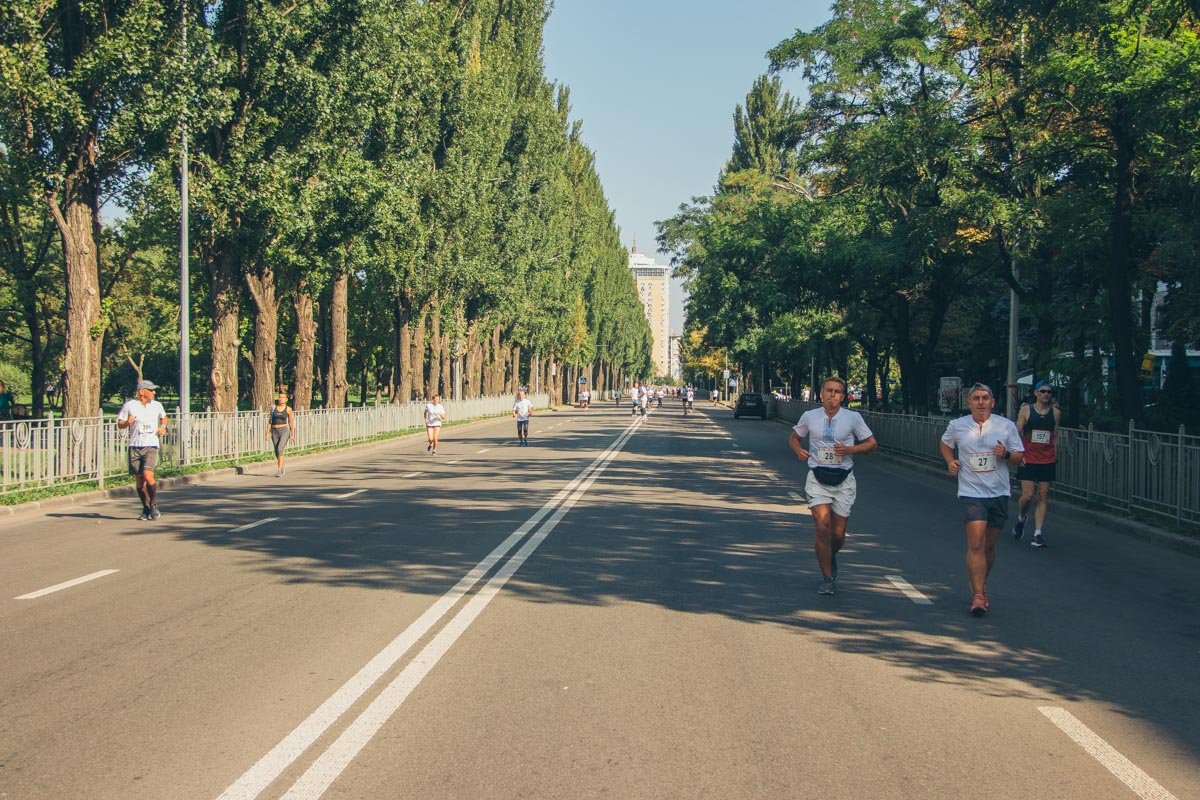 Вся Русановская набережная была предоставлена участникам забега Вся Русановская набережная была предоставлена участникам забега
