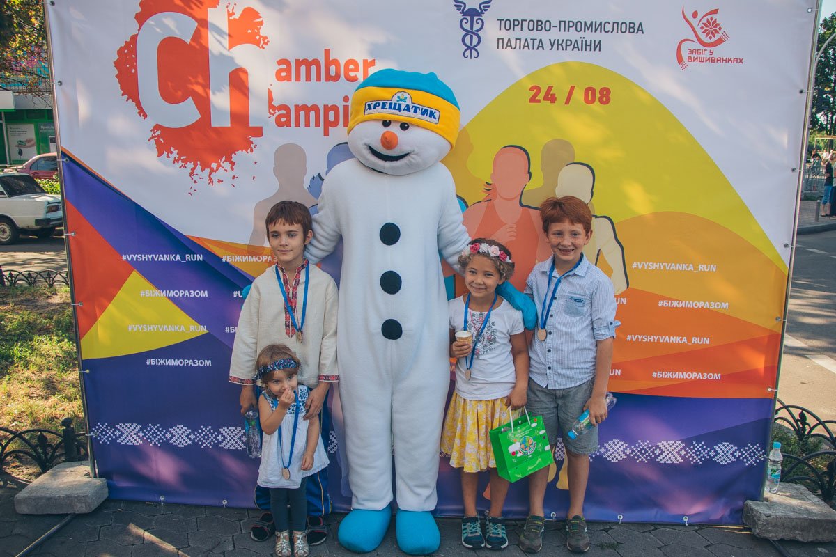 Детей награждали сладостями и деревянными медалями Детей награждали сладостями и деревянными медалями