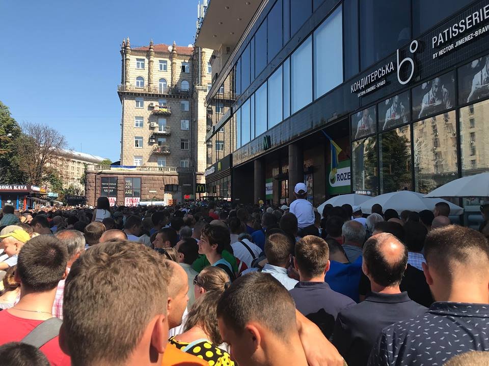 По окончанию парада многие сразу же устремились на метро "Крещатик", что спровоцировало коллапс в вестибюле станции и у турникетов.