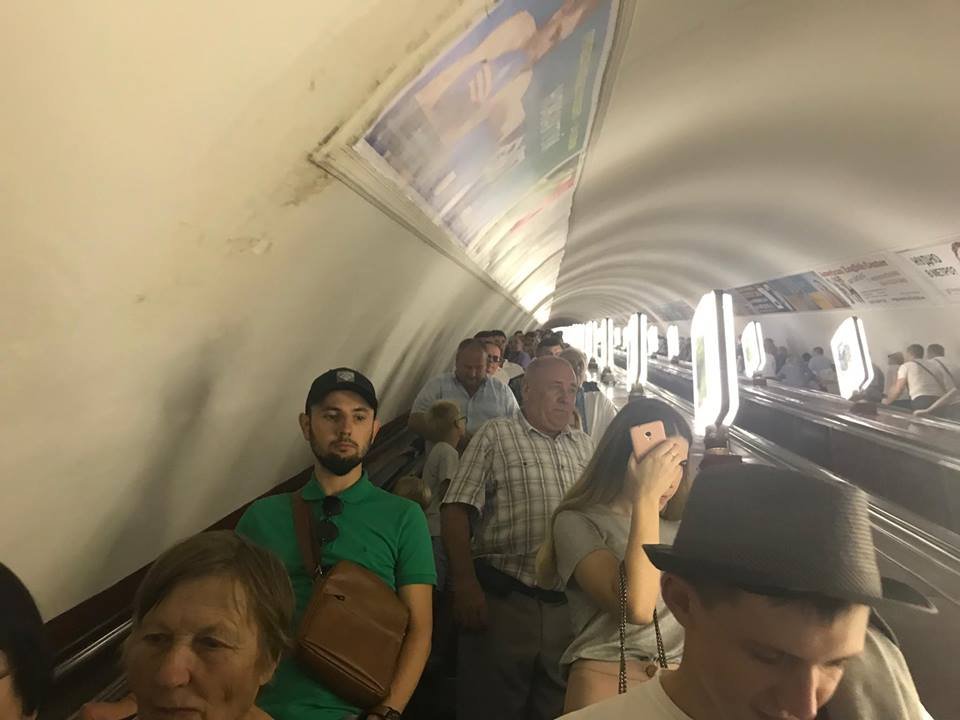 Чтобы справиться с большим потоком людей сотрудникам метрополитена пришлось поставить у турникетов специальную кассу-копилку