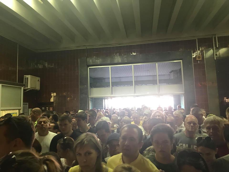 У входа на саму станцию и у турникетов образовывались огромные очереди