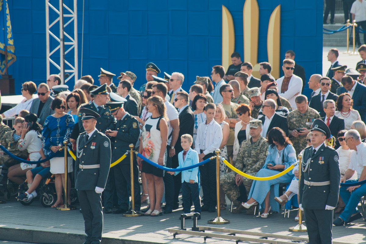 На трибунах для почетных гостей заскучали