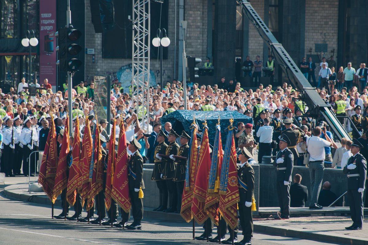 Военным подразделениям вручили новые знамена
