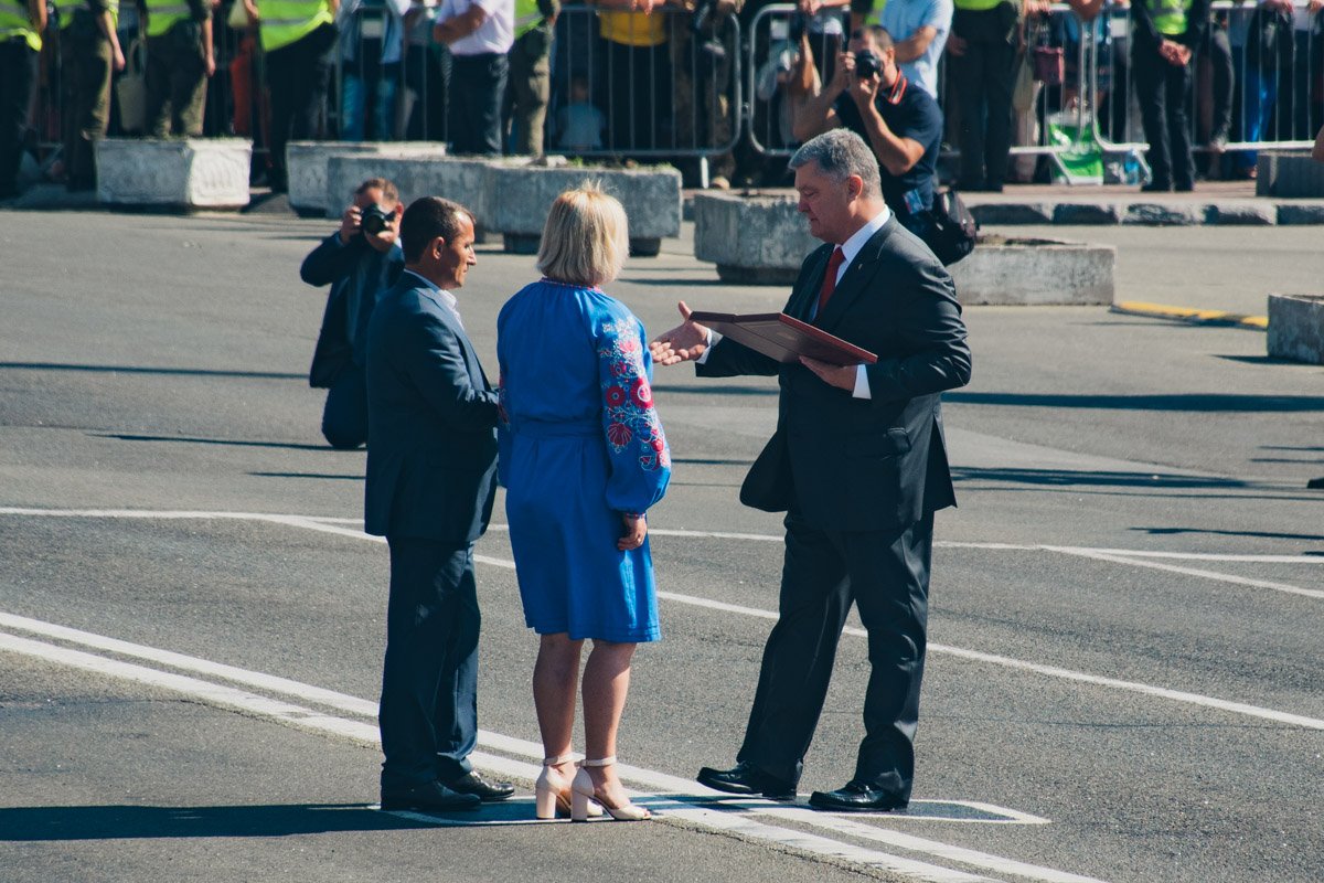  Петр Порошенко присвоил звание Герой Украины с вручением ордена "Золотая Звезда" лейтенанту Олегу Довгому посмертно