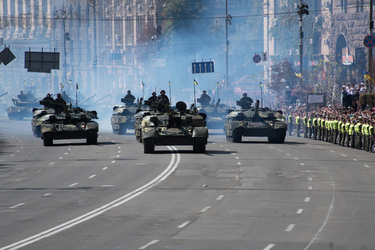По Крещатику идет военная техника