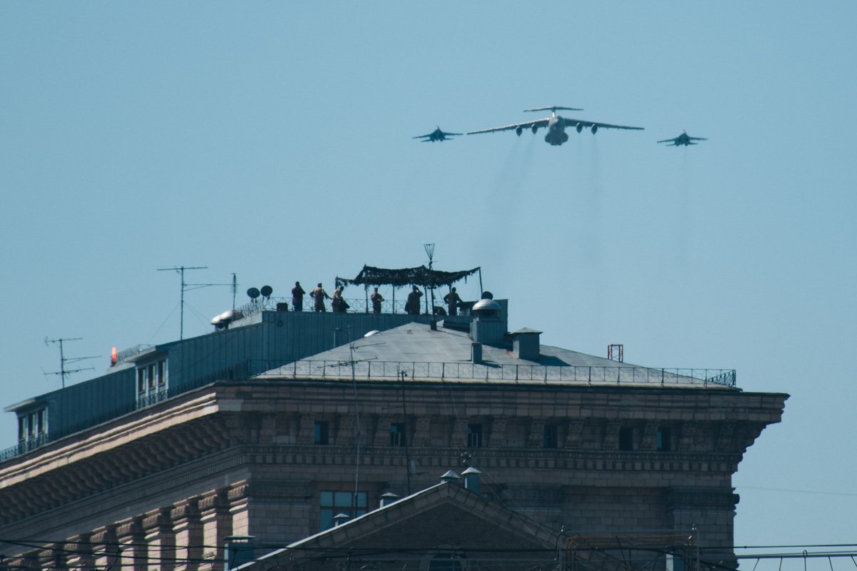 После проезда военной техники началось авиашоу