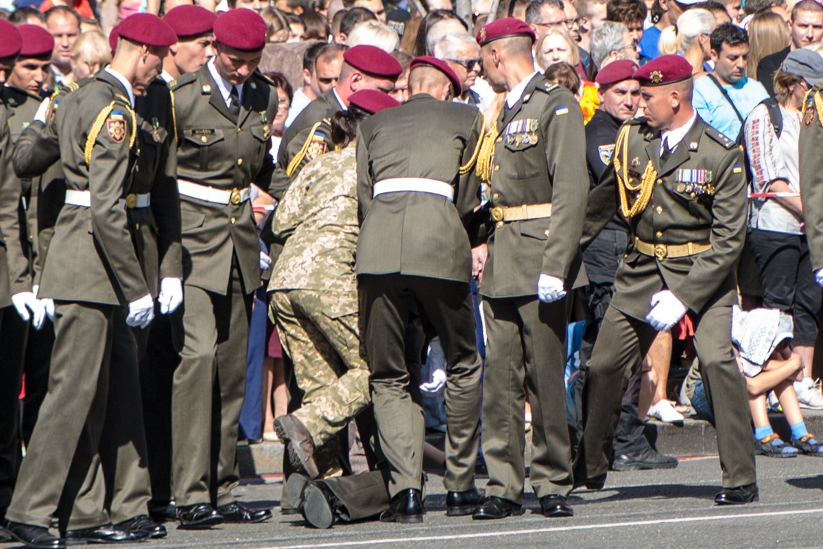 Он потерял сознание и упал на землю
