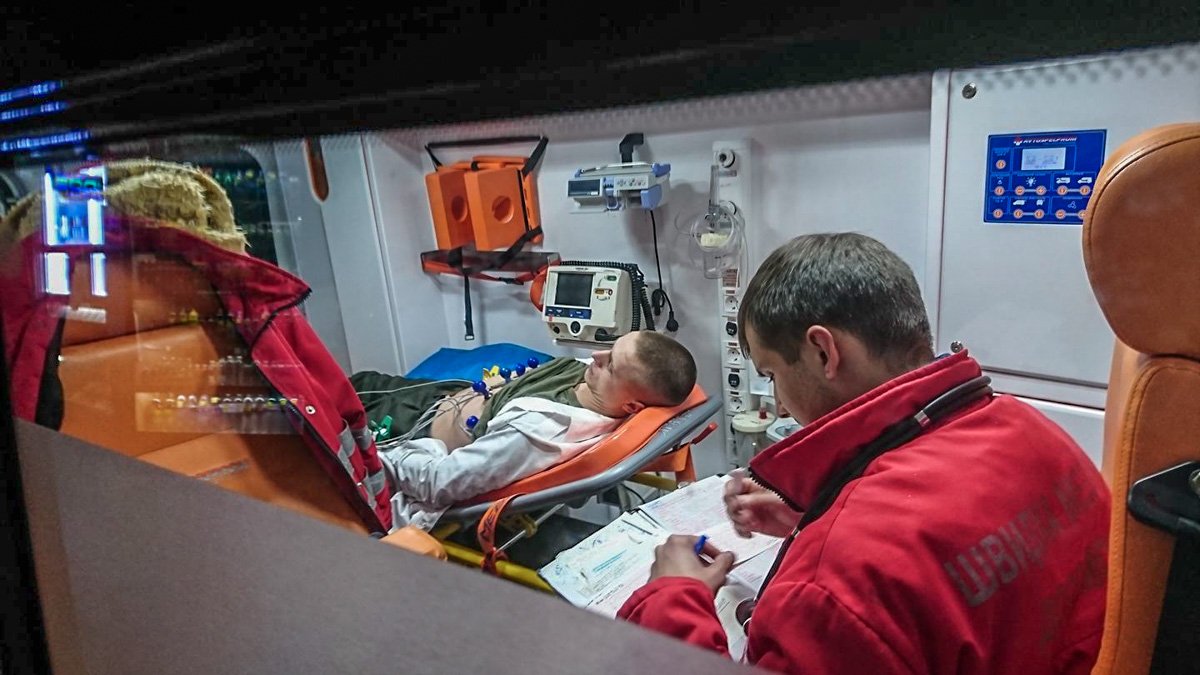 Солдата охватила слабость, он потерял сознание и упал. Медики сказали, что причиной всему - фуражка, которая передавила голову