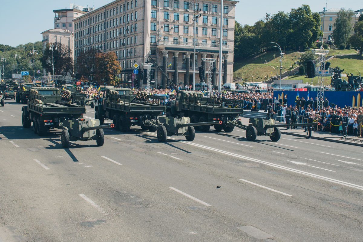 Грузовые автомобили везли солдат и тянули за собой пушки