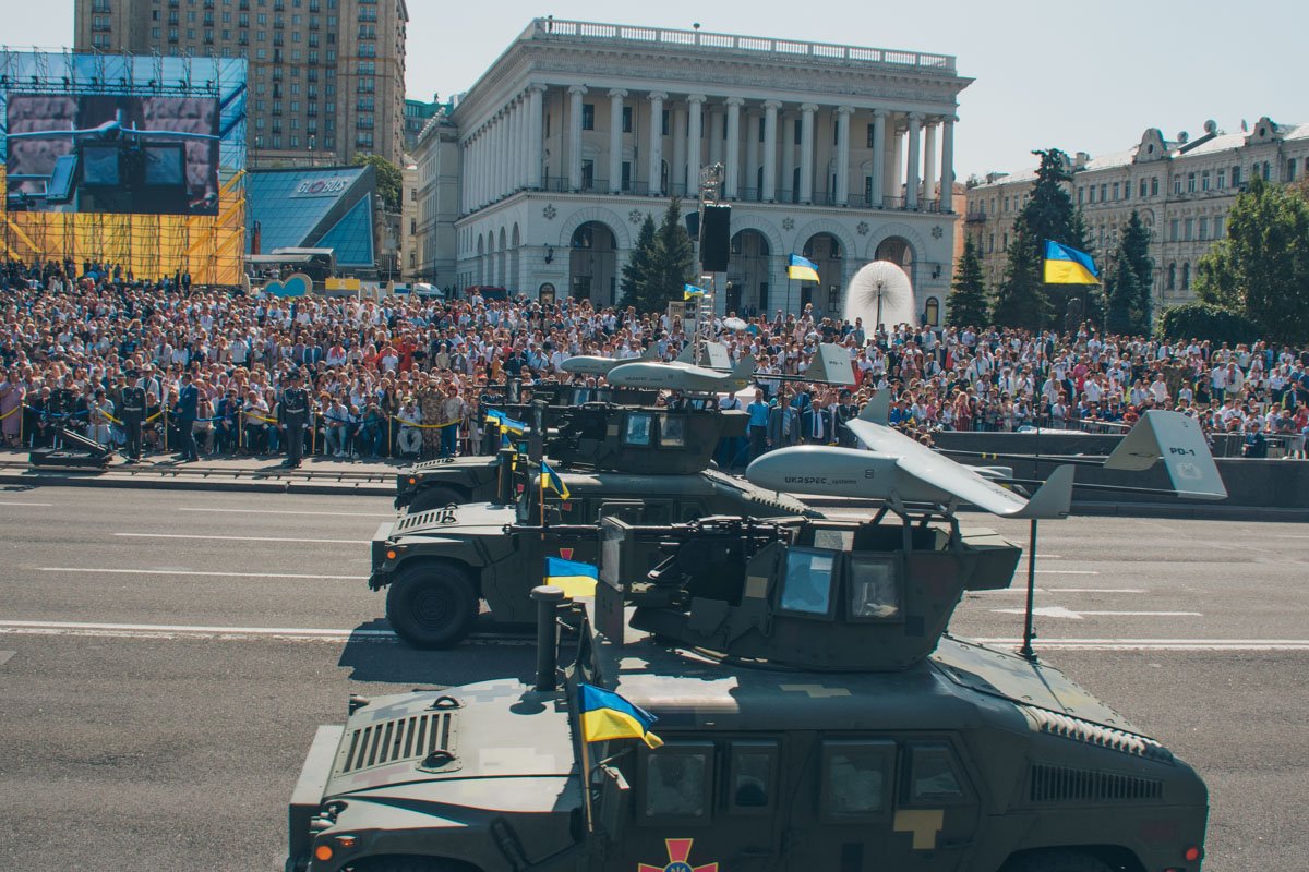 Хаммеры на параде в честь Дня независимости. Наверху украинские беспилотники