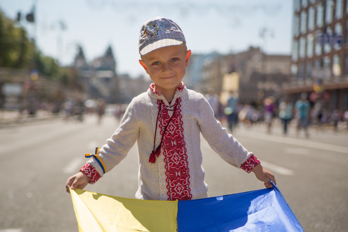 Искренние глазки маленького патриота