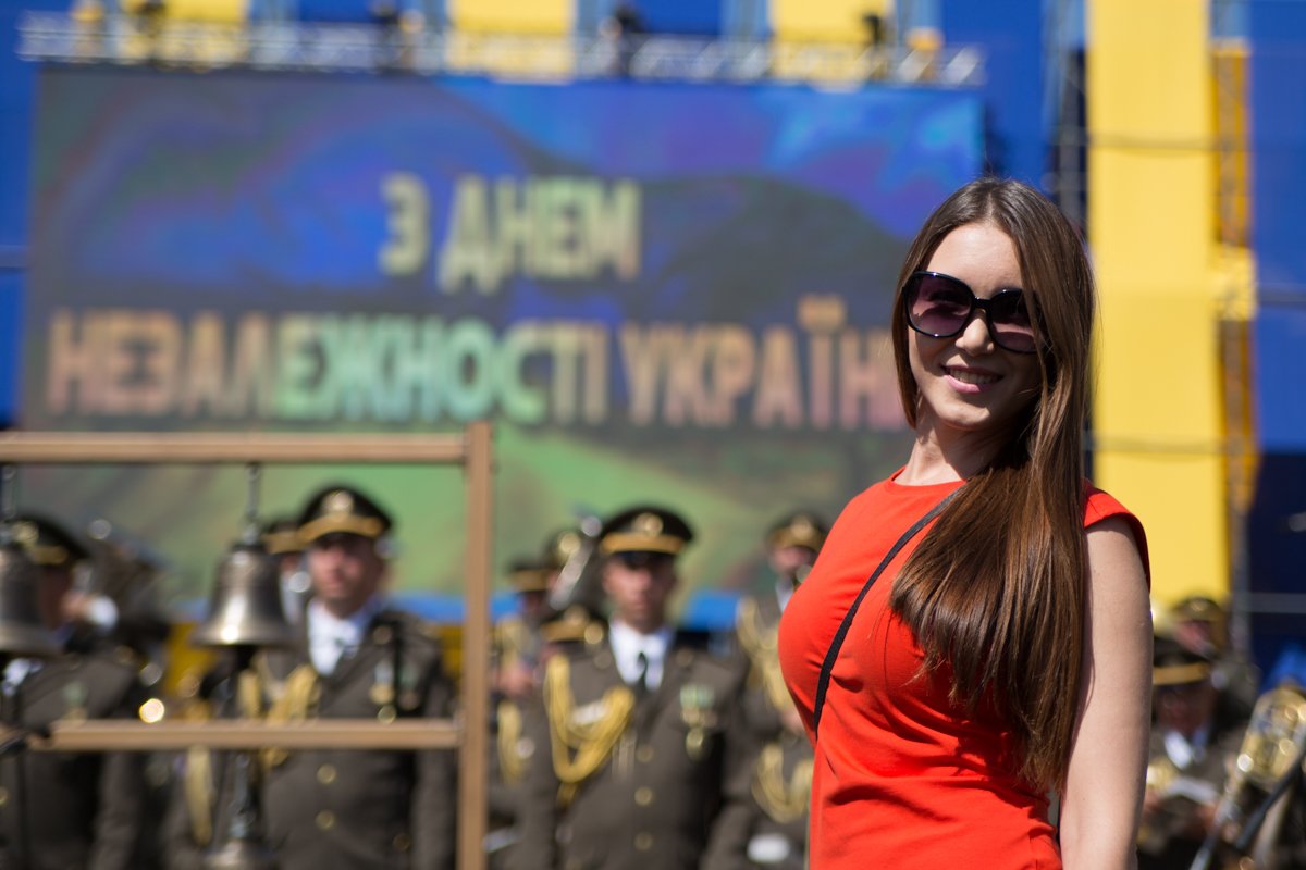 Да, не в вышиванке. Но красный ведь - цвет любви!