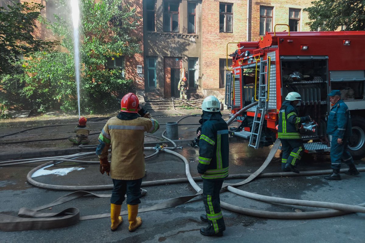 Площадь пожара составляет порядка 200 квадратных метров Площадь пожара составляет порядка 200 квадратных метров