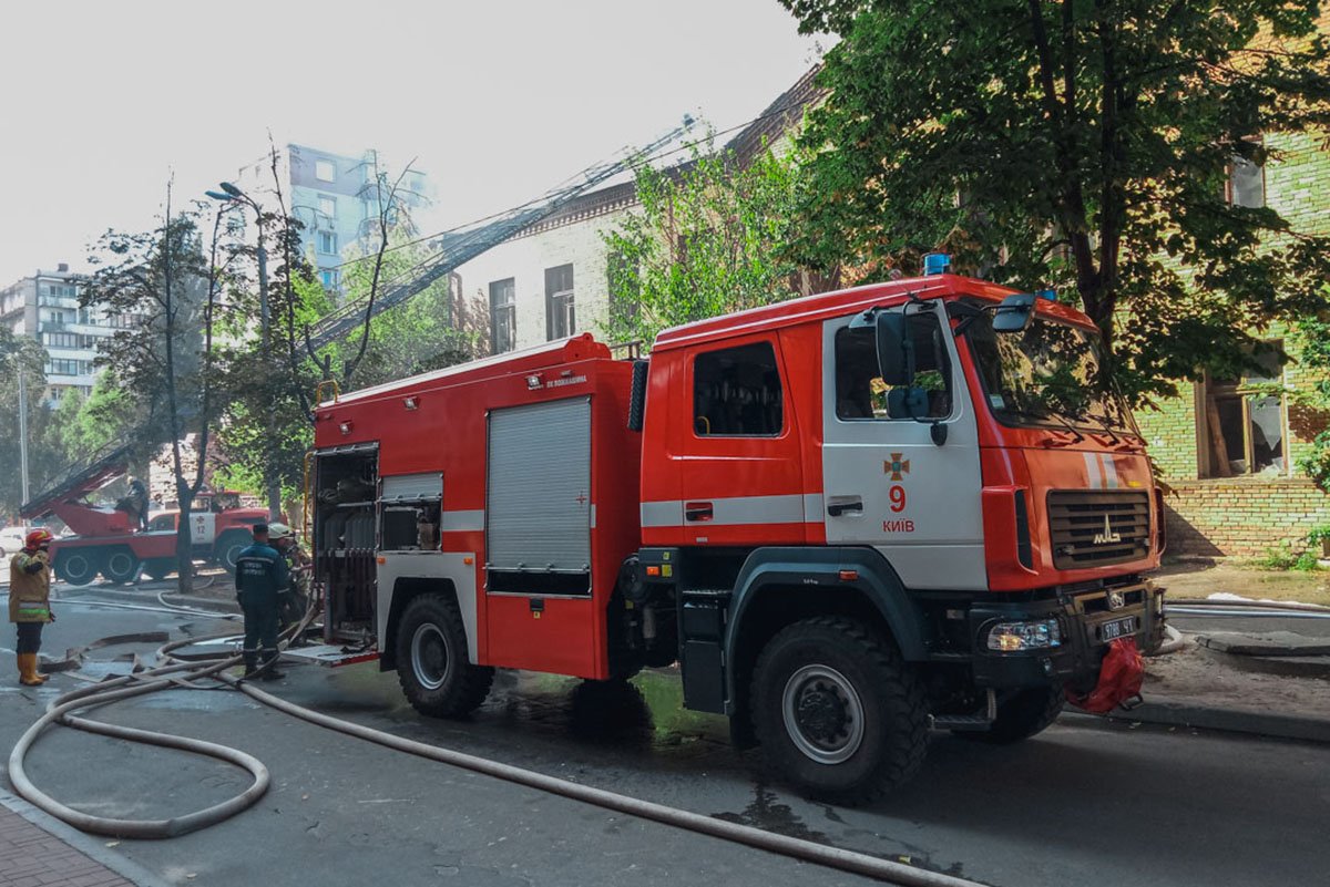 Тушить огонь приехали 10 единиц техники Тушить огонь приехали 10 единиц техники