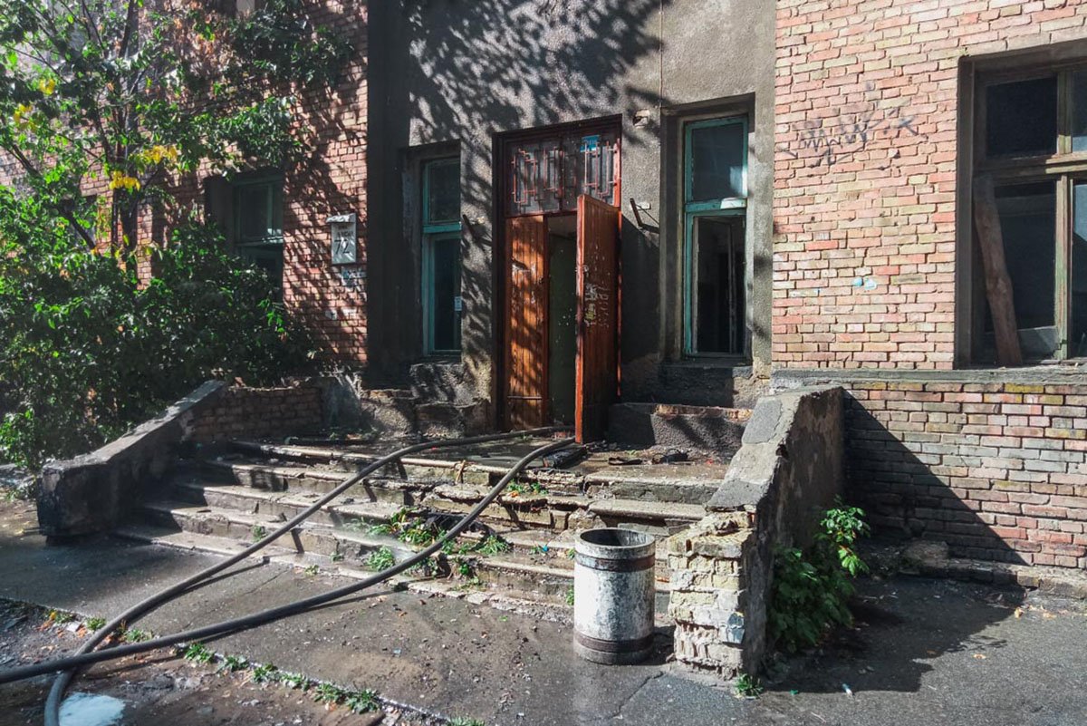 Также они отмечают, что в этом и в соседнем заброшенном здании обитают местные наркоманы, которые тоже могли что-то поджечь Также они отмечают, что в этом и в соседнем заброшенном здании обитают местные наркоманы, которые тоже могли что-то поджечь