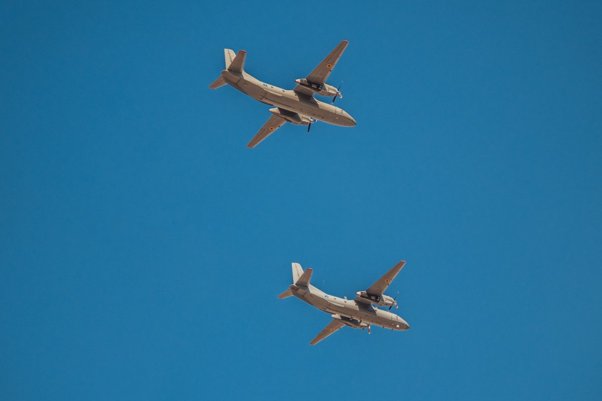 Военные транспортники в небе над Крещатиком