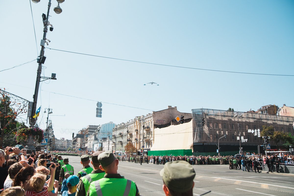 Самолет ИЛ-76МД летит к Майдану Независимости