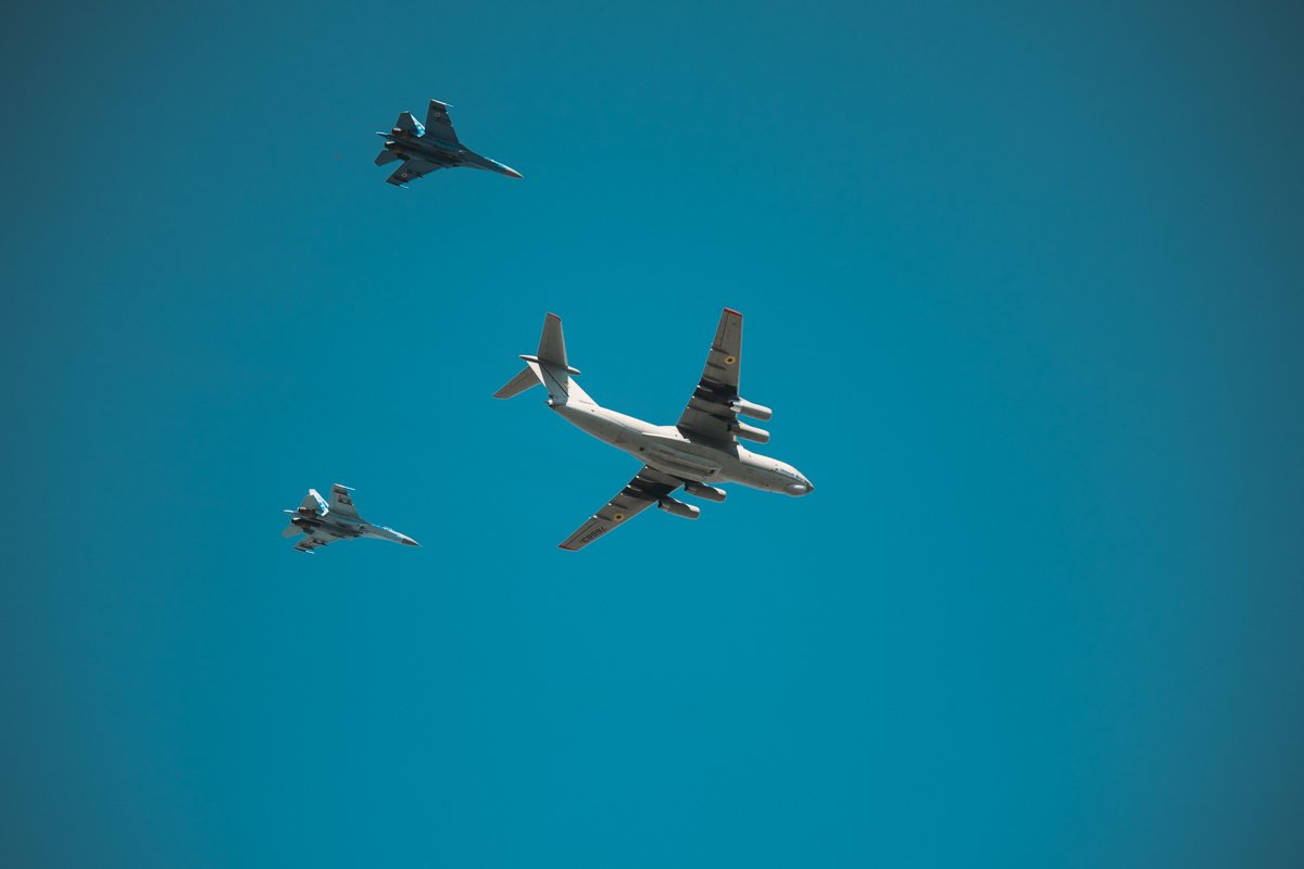 Ил-76МД в сопровождении двух истребителей