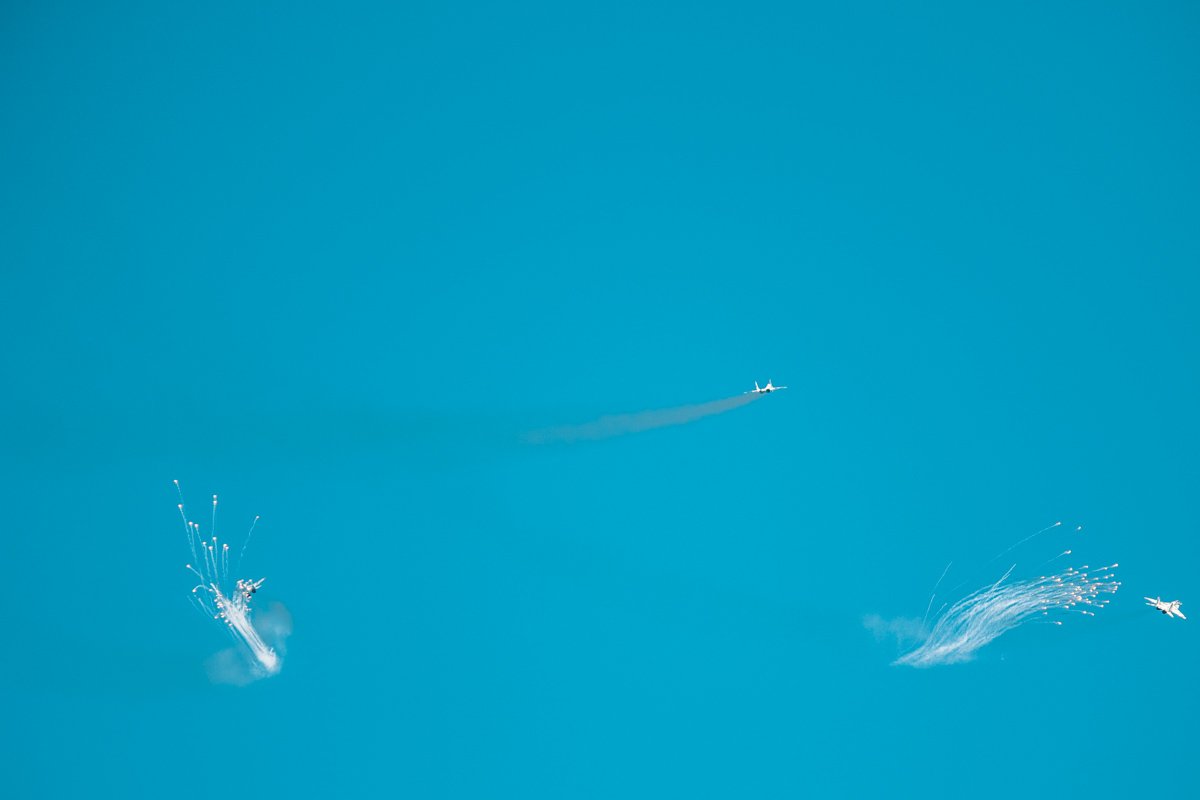 Летчики-асы салютуют многочисленной публике на Дне Независимости Украины