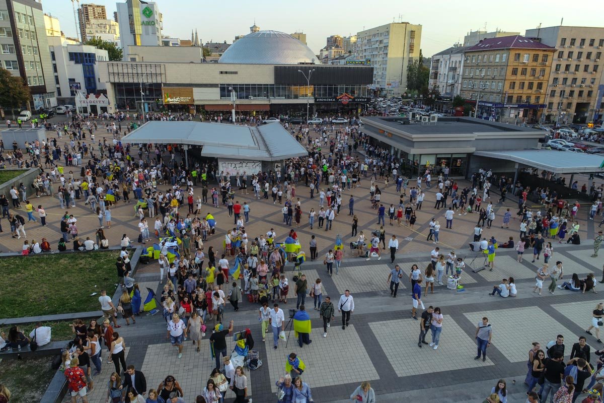 Много поклонников пришли в флагах и вышиванках