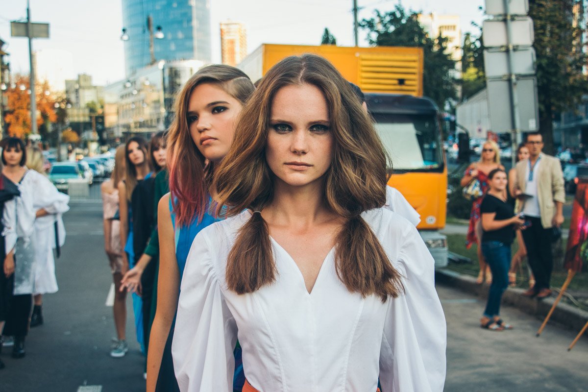 На Бассейной улице посреди дороги устроили модный показ