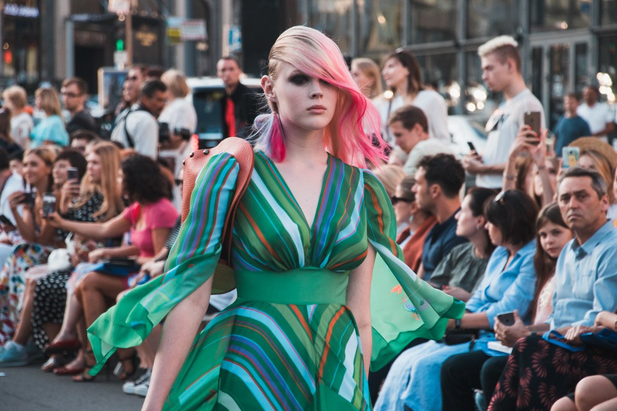 На перекрытой дороге по улице Бассейной показали платья из коллекции Весна /Лето 2019 INNER