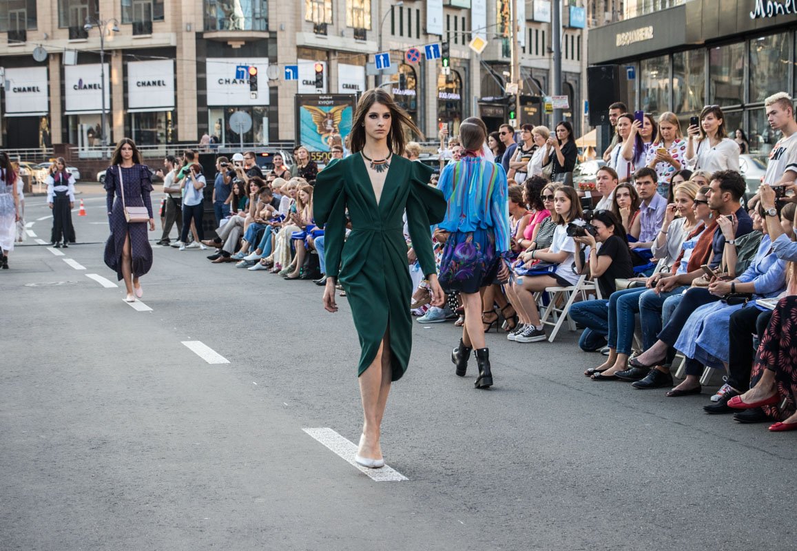 Стройные модели в красивых нарядах грациозно ходили по дороге, будто это настоящий подиум