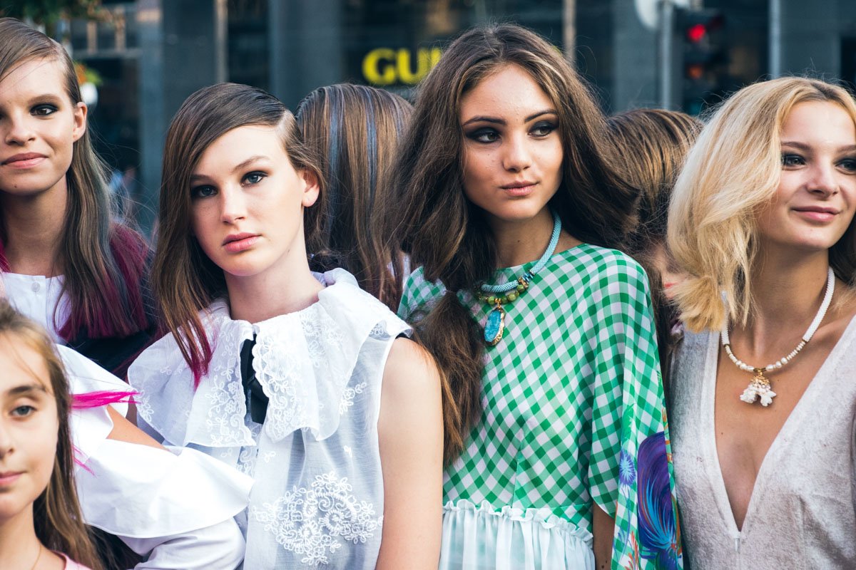 В платьях дизайнер использовала мотивы петриковской росписи