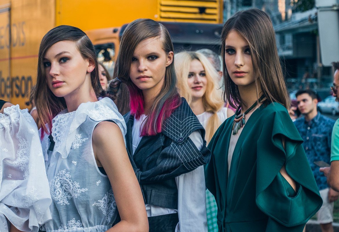 Прекрасные модели позируют для фотографа Информатора