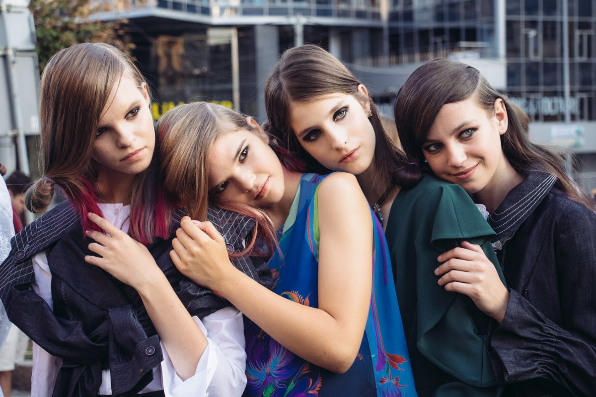 Милые девушки на показе мод на Бассейной