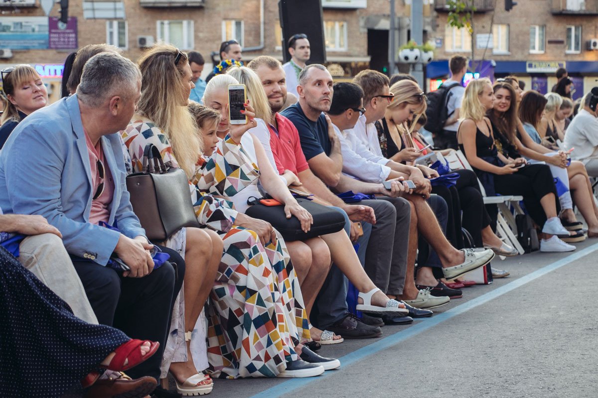 Зрители показа мод на бассейной