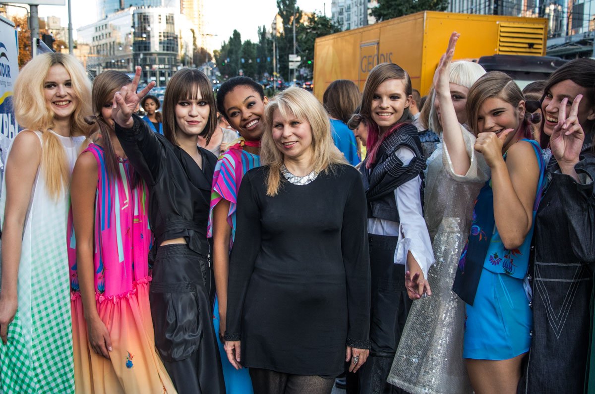 Участницы показа мод на Бассейной