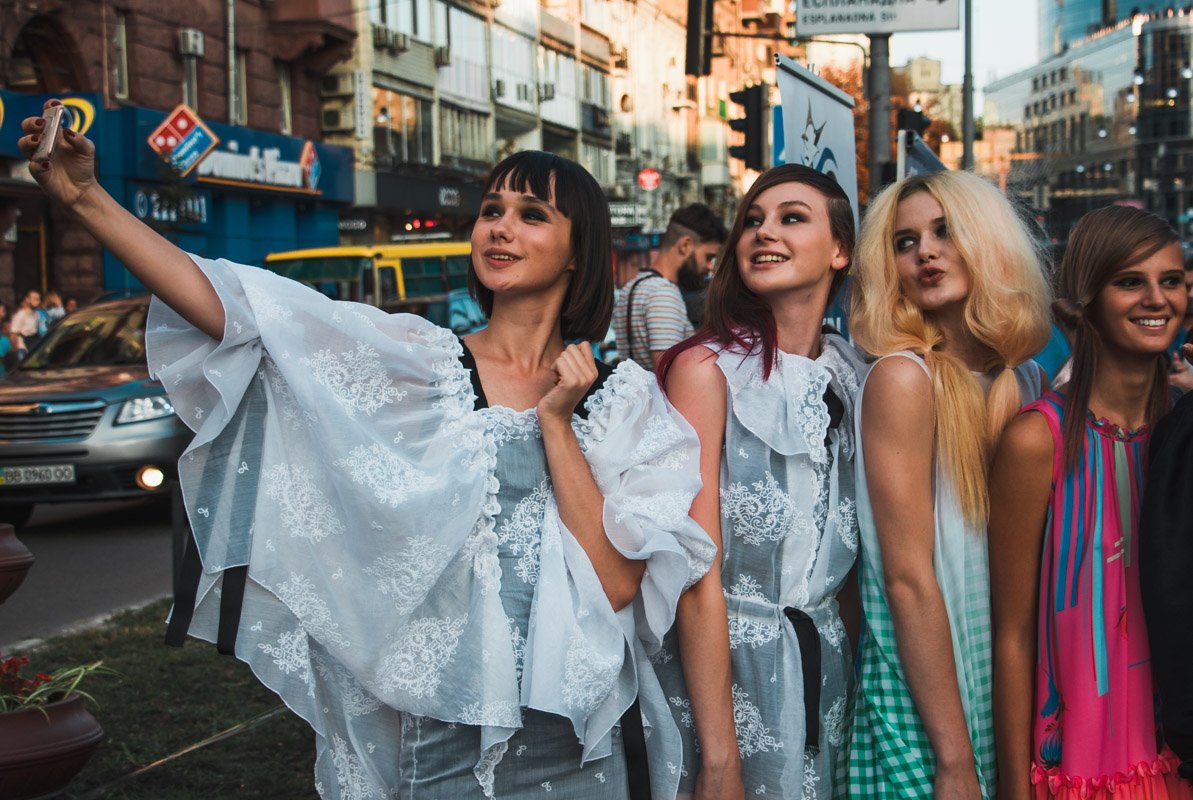 Топ-модели делают селфи после показа мод