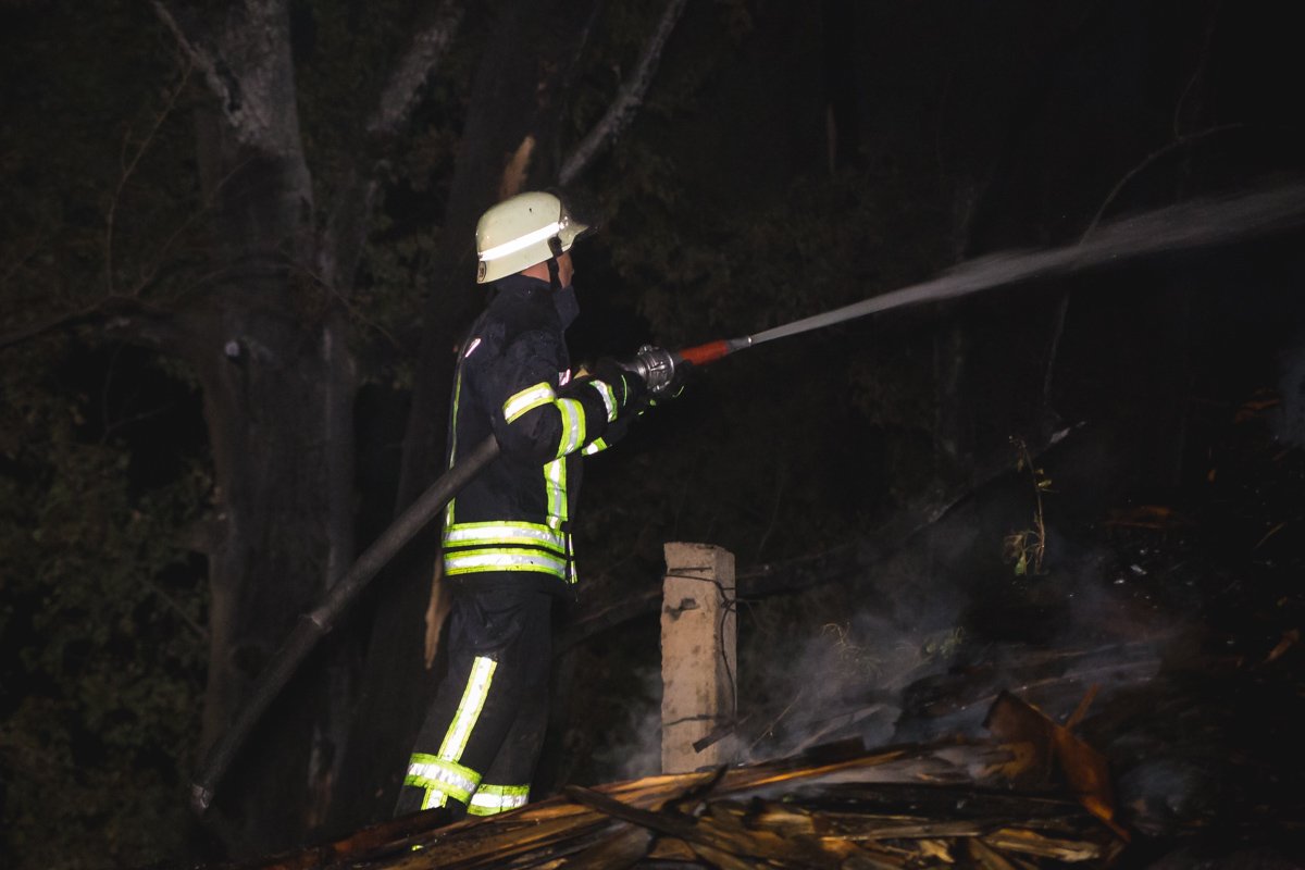 Пожарные всеми силами пытались потушить огонь Пожарные всеми силами пытались потушить огонь