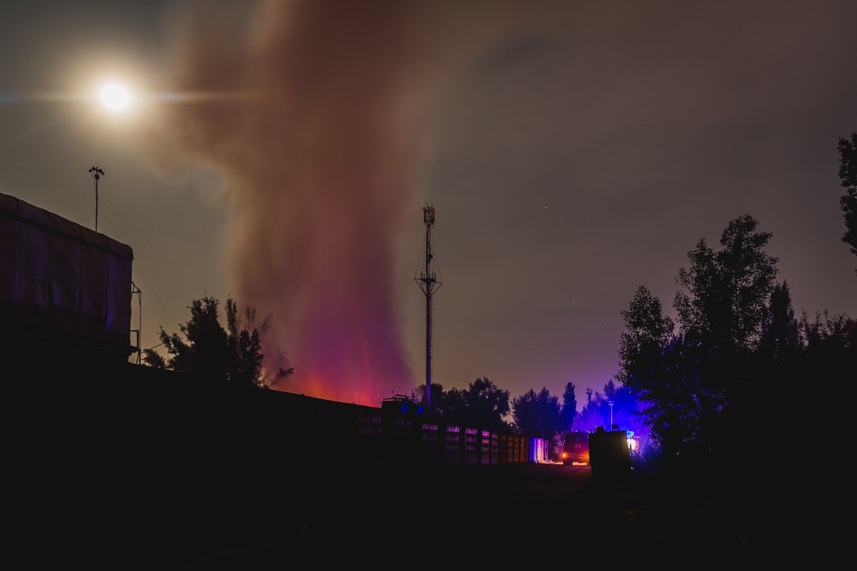 Столб дыма видно издалека Столб дыма видно издалека