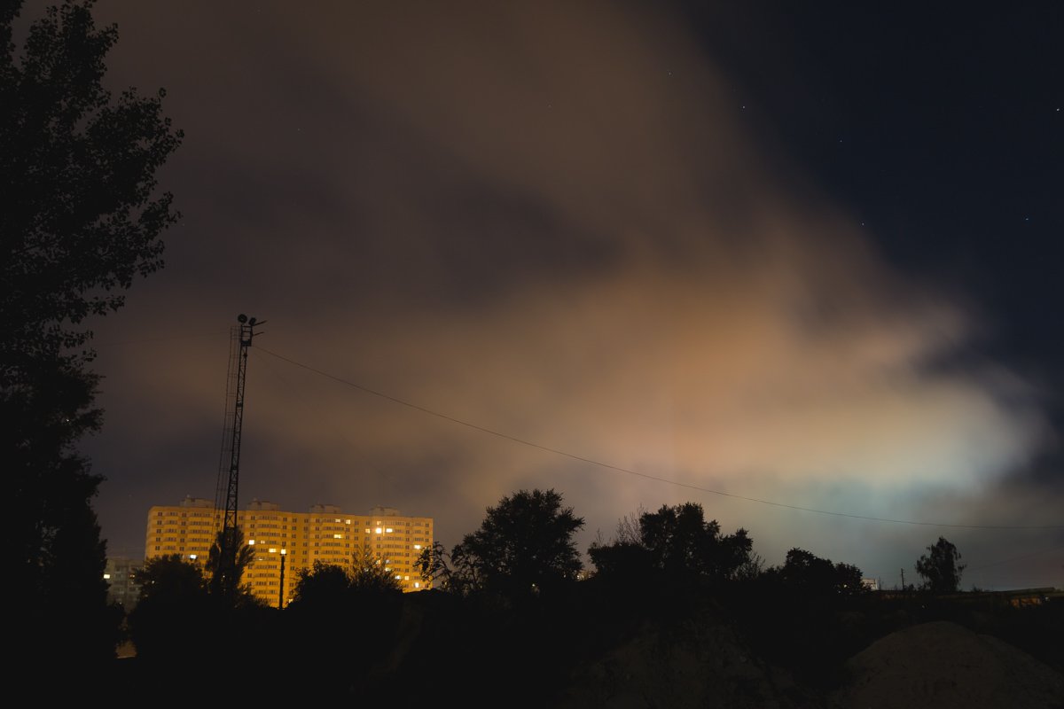 Ветер окутал дымом жилие дома города Ветер окутал дымом жилие дома города