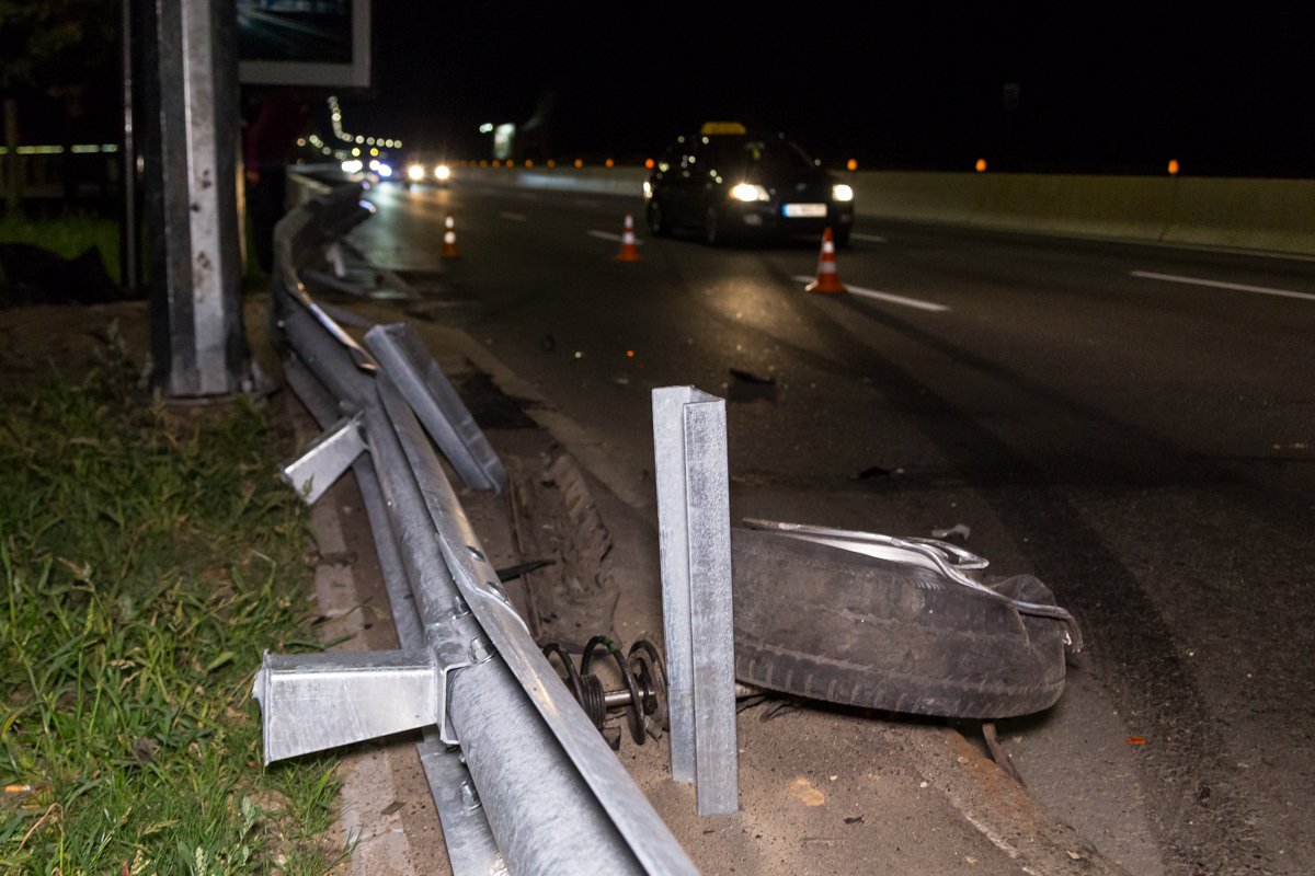 От удара ограждение слетело