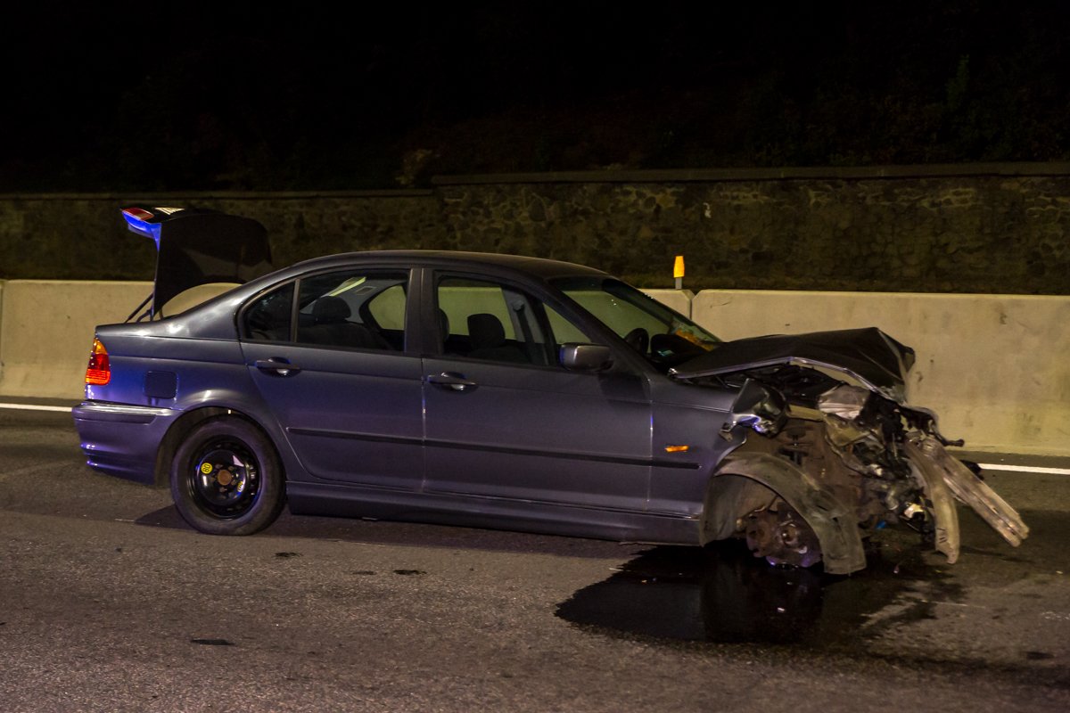 В результате аварии машина улетела на крайнюю третью полосу