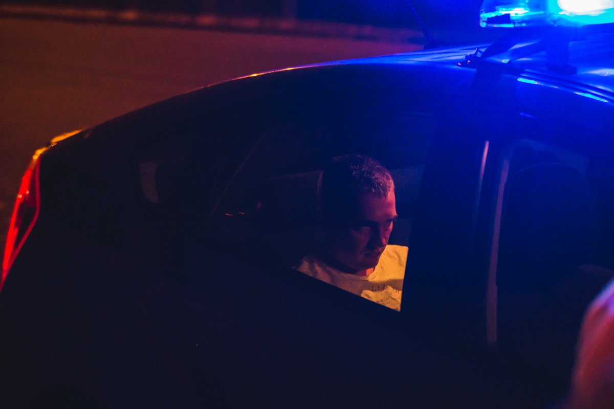 Водитель, чтобы не составляли протокол за пьяную езду подбросил деньги полицейским