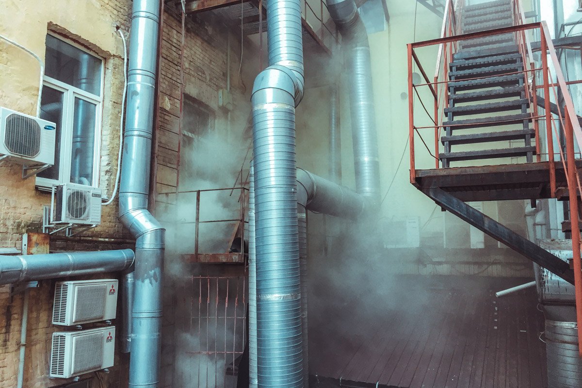 Возникли трудность при тушении, так как необходимо было обесточить помещения, а сотрудники ДТЭК "Киевские электросети" ехали около 30 минут Возникли трудность при тушении, так как необходимо было обесточить помещения, а сотрудники ДТЭК "Киевские электросети" ехали около 30 минут