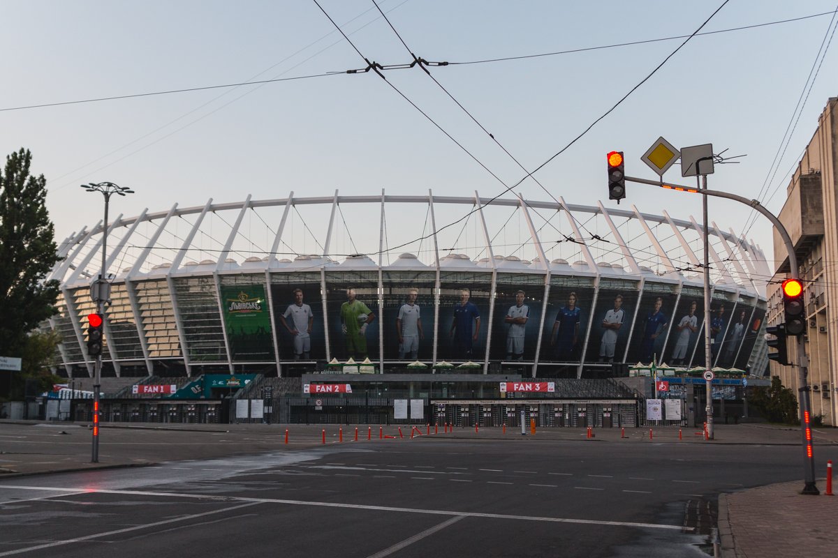 Столбики возле стадиона подустали Столбики возле стадиона подустали