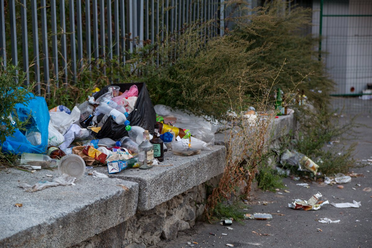 Все парапеты завалены мусором Все парапеты завалены мусором