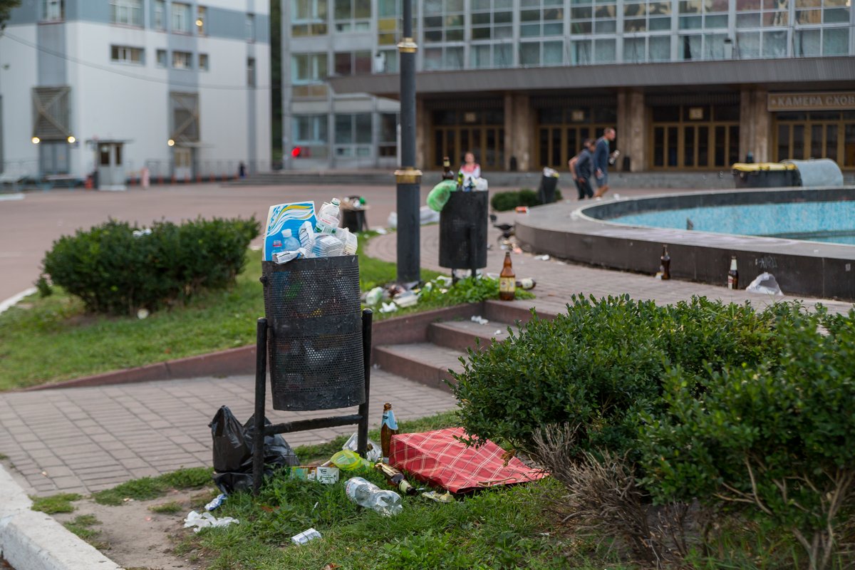 Площадь возле Дворца Спорта Площадь возле Дворца Спорта