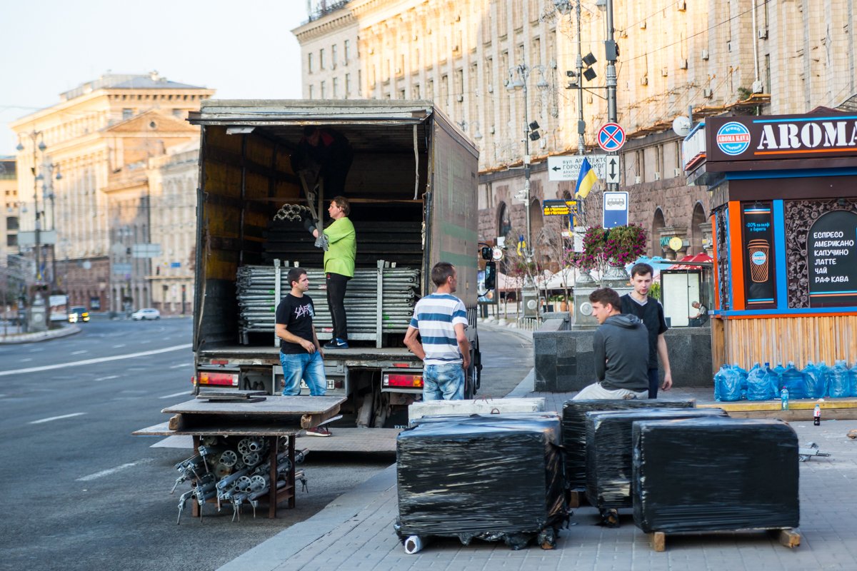 Демонтаж сцены на Майдане Демонтаж сцены на Майдане
