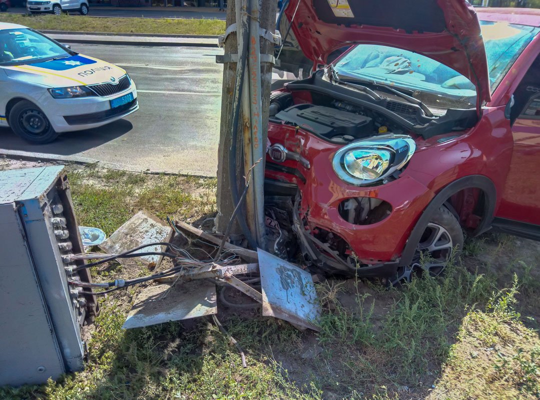 Автомобиль Fiat влетел в фонарный столб Автомобиль Fiat влетел в фонарный столб