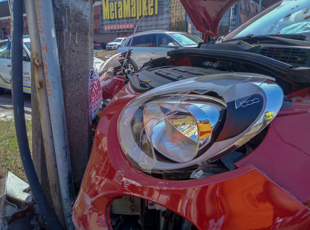 У автомобиля значительные повреждения У автомобиля значительные повреждения