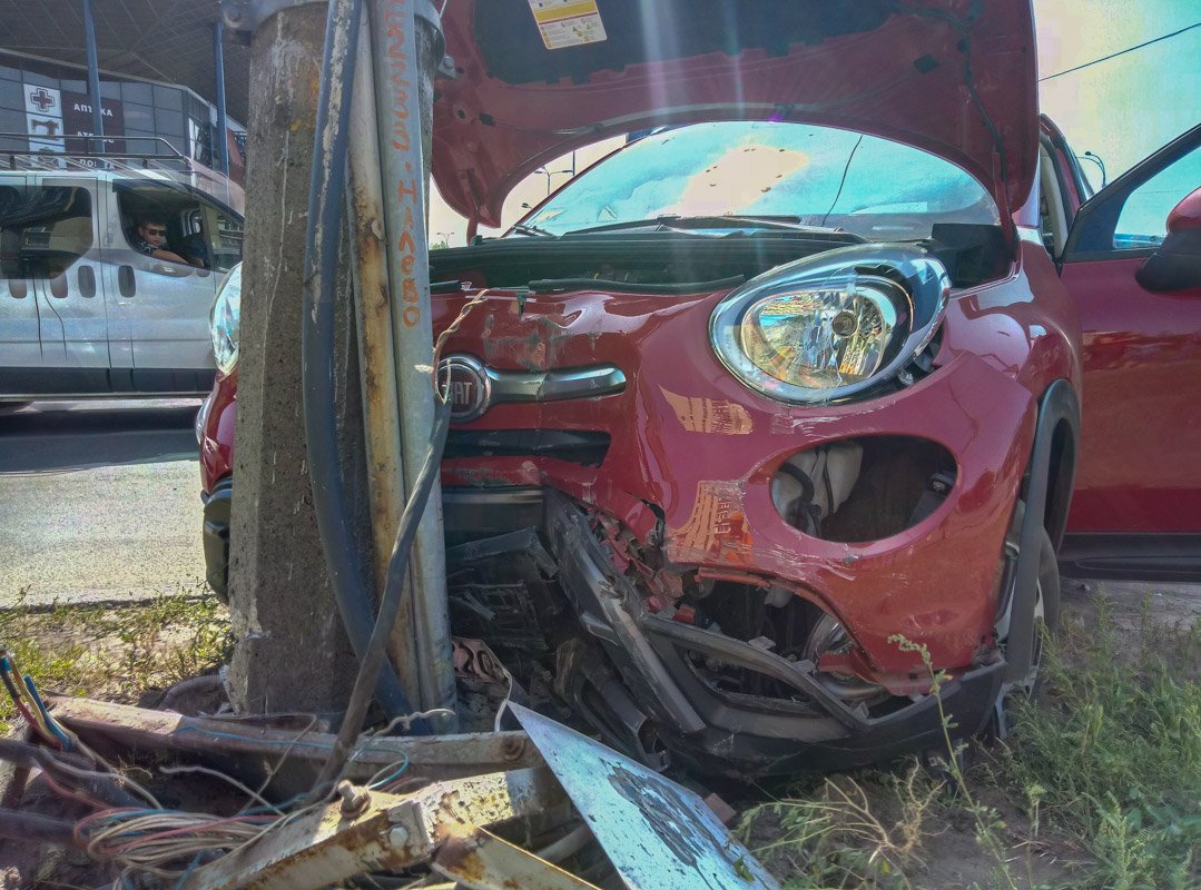 От удара стол наклонило От удара стол наклонило